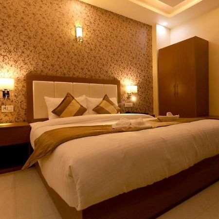 Hotel Yuvraj Grand ジャバルプル エクステリア 写真