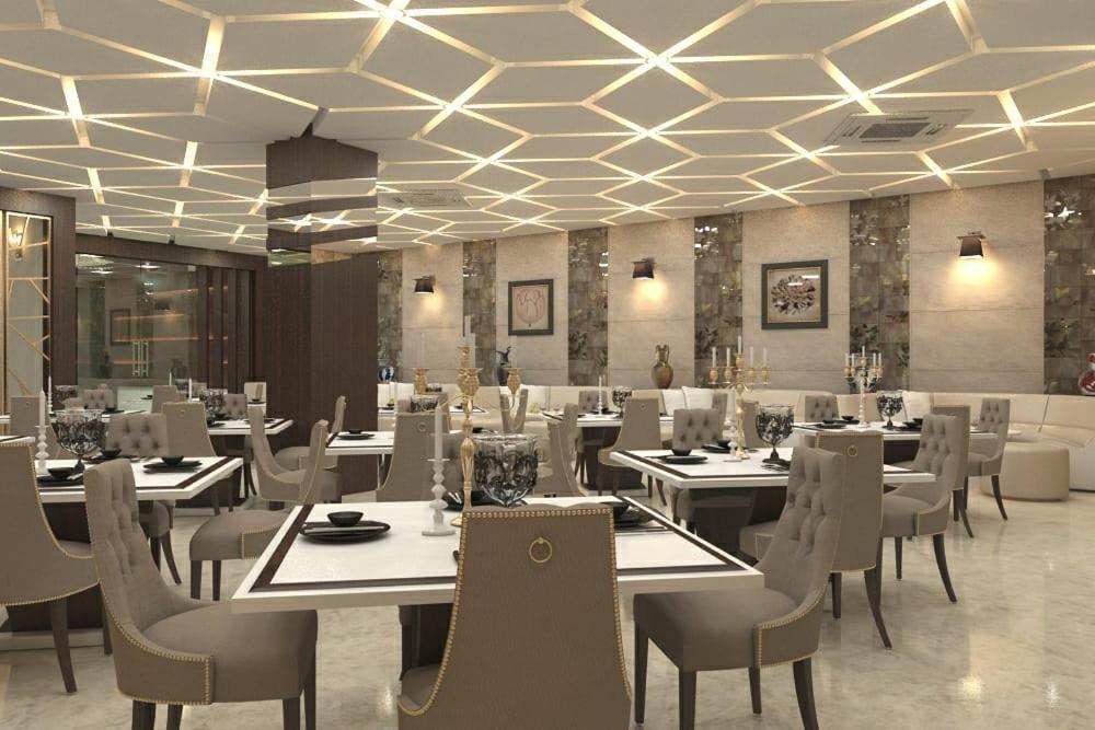 Hotel Yuvraj Grand ジャバルプル エクステリア 写真