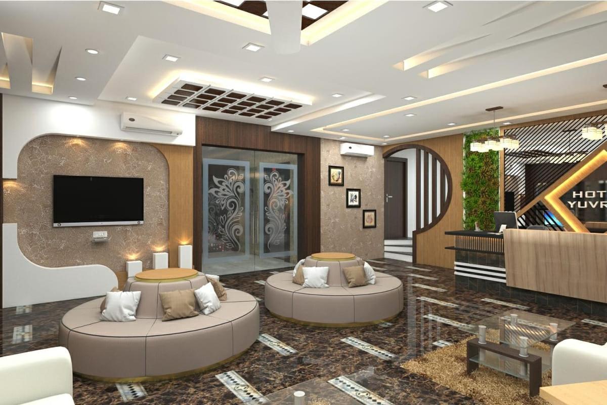 Hotel Yuvraj Grand ジャバルプル エクステリア 写真