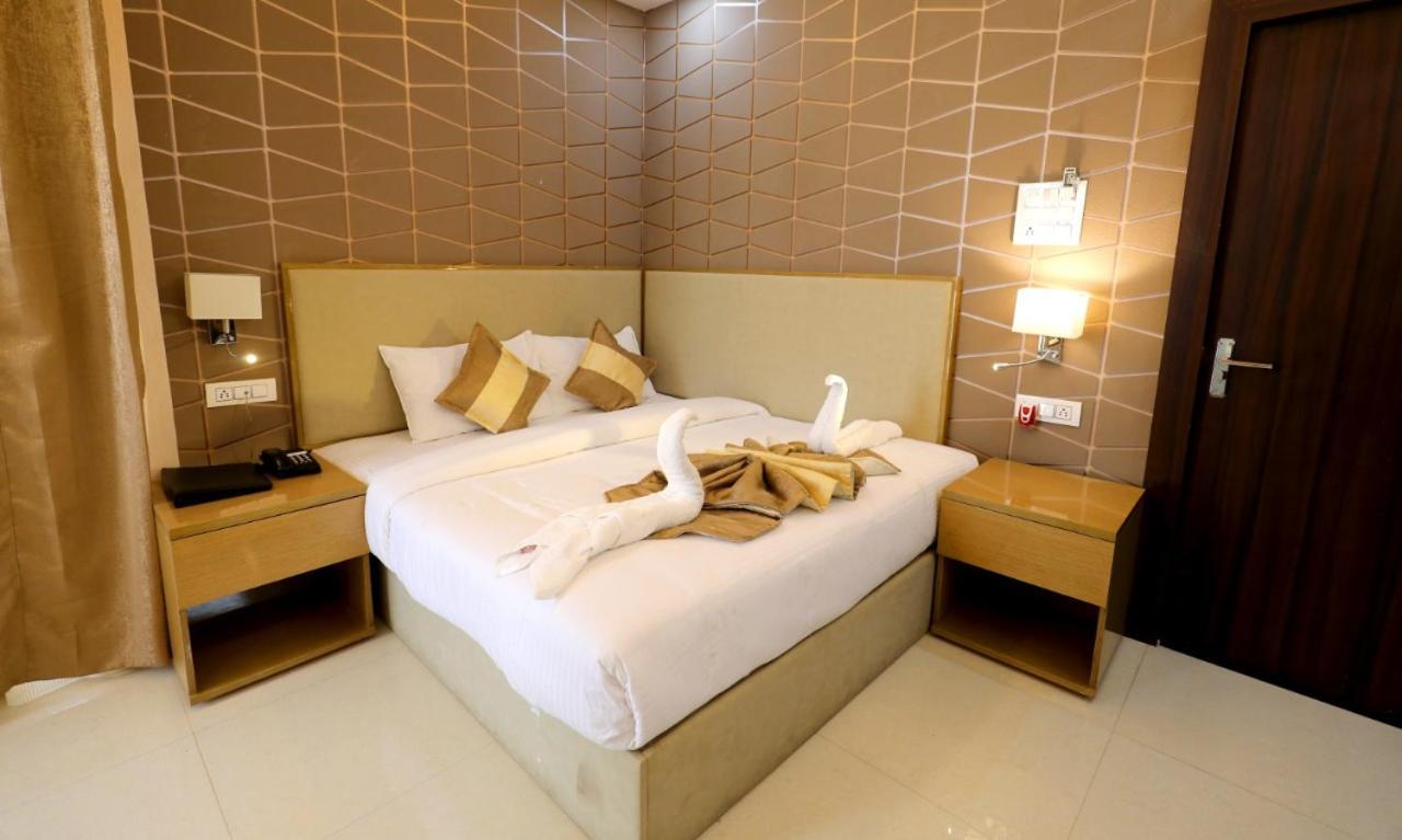 Hotel Yuvraj Grand ジャバルプル エクステリア 写真