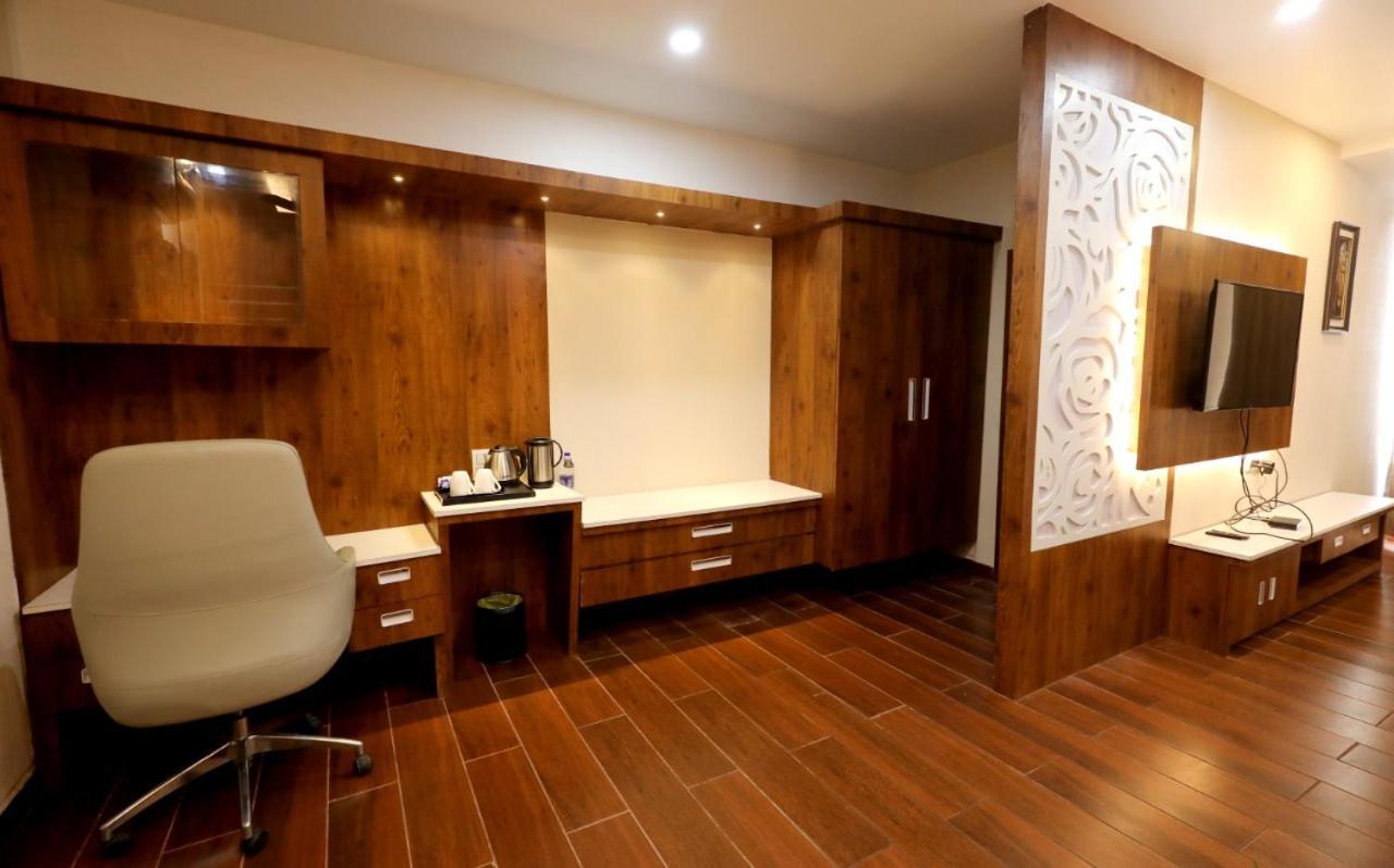 Hotel Yuvraj Grand ジャバルプル エクステリア 写真