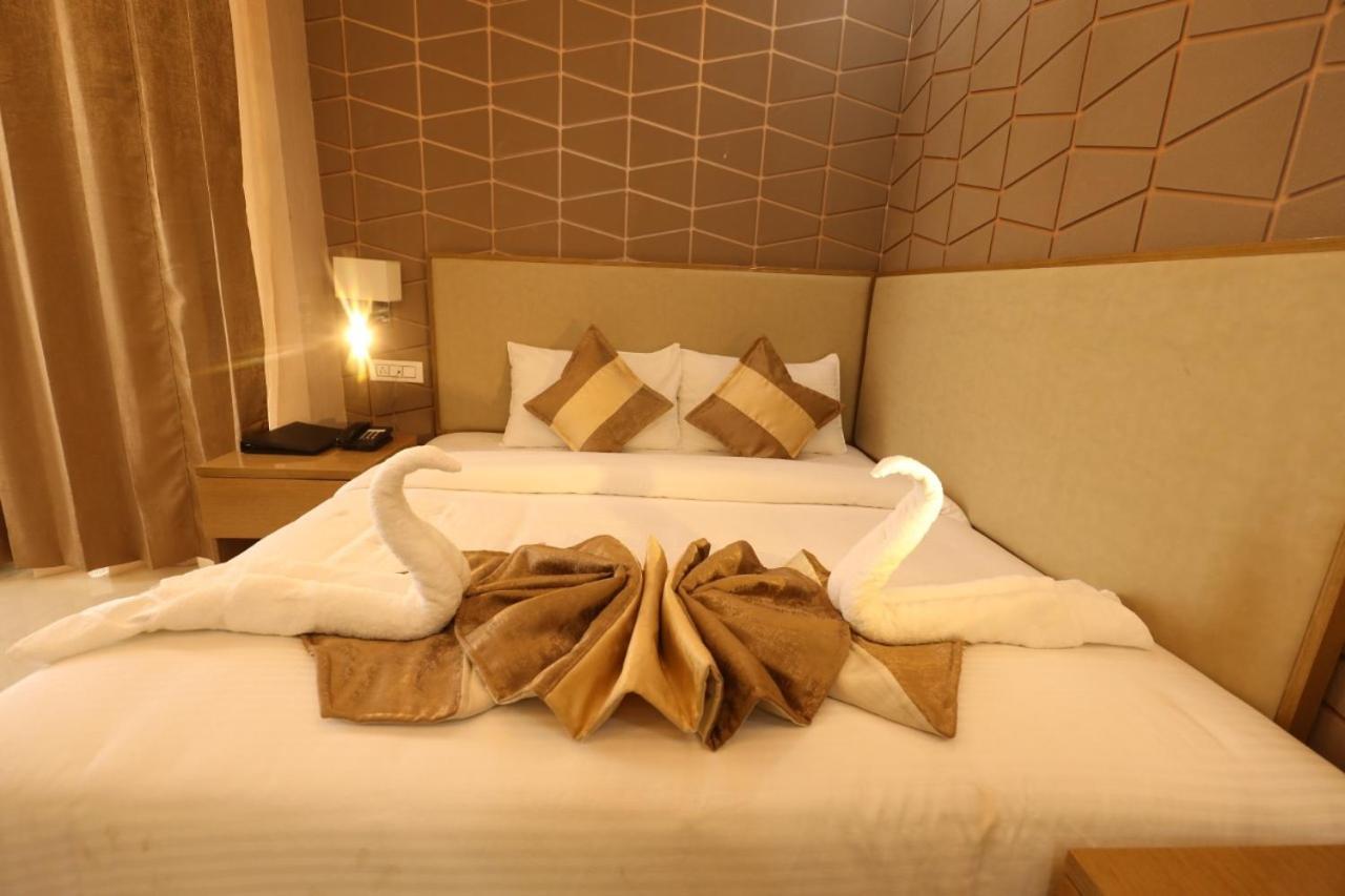 Hotel Yuvraj Grand ジャバルプル エクステリア 写真