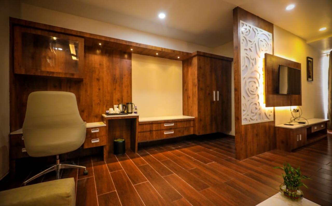 Hotel Yuvraj Grand ジャバルプル エクステリア 写真