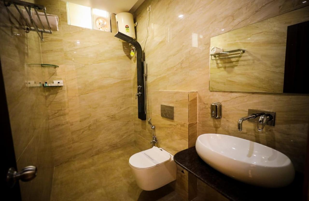 Hotel Yuvraj Grand ジャバルプル エクステリア 写真