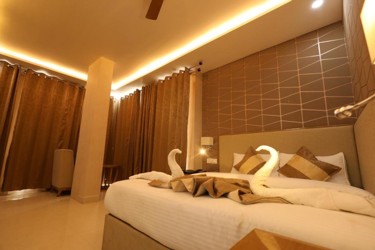 Hotel Yuvraj Grand ジャバルプル エクステリア 写真