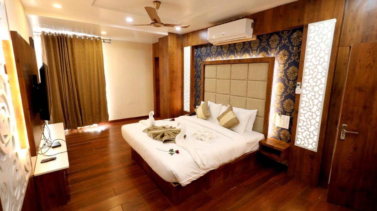 Hotel Yuvraj Grand ジャバルプル エクステリア 写真