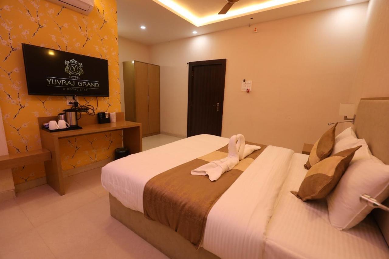 Hotel Yuvraj Grand ジャバルプル エクステリア 写真