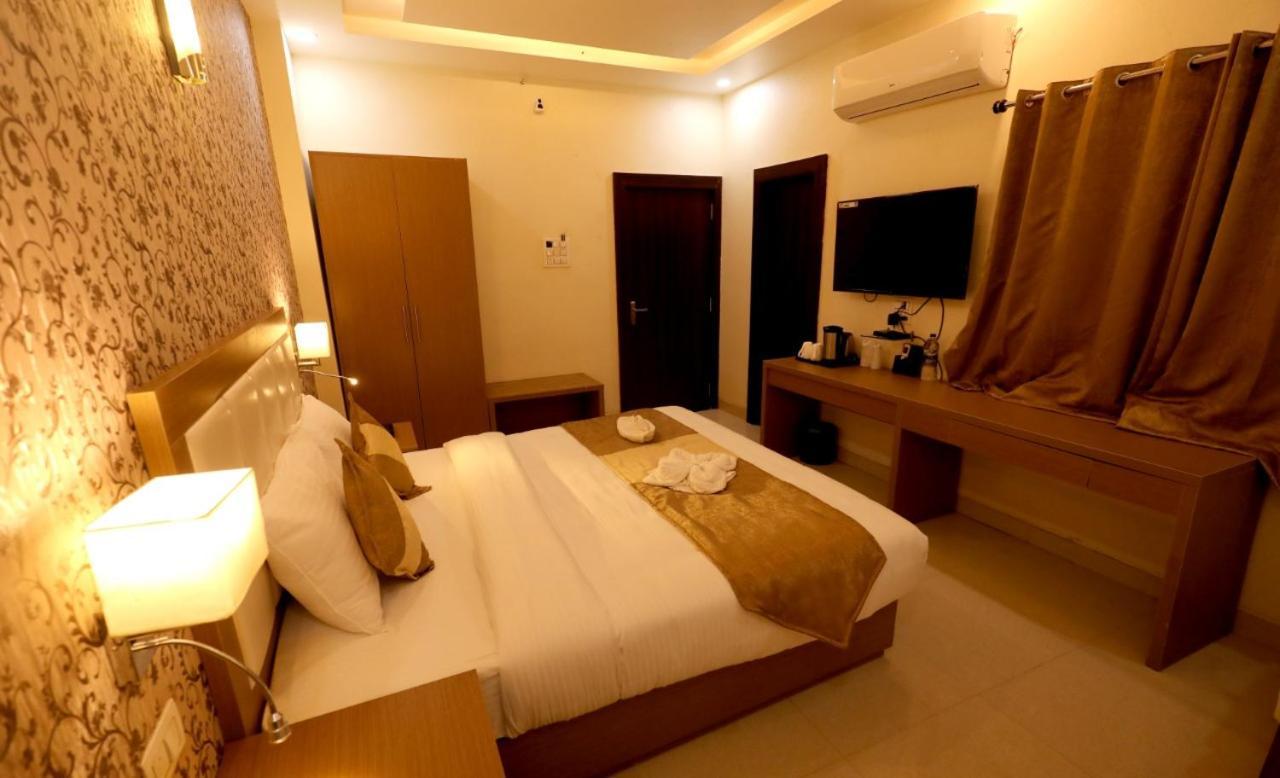 Hotel Yuvraj Grand ジャバルプル エクステリア 写真