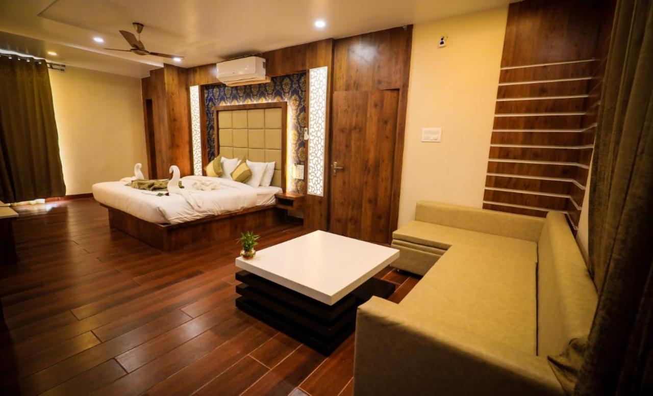 Hotel Yuvraj Grand ジャバルプル エクステリア 写真
