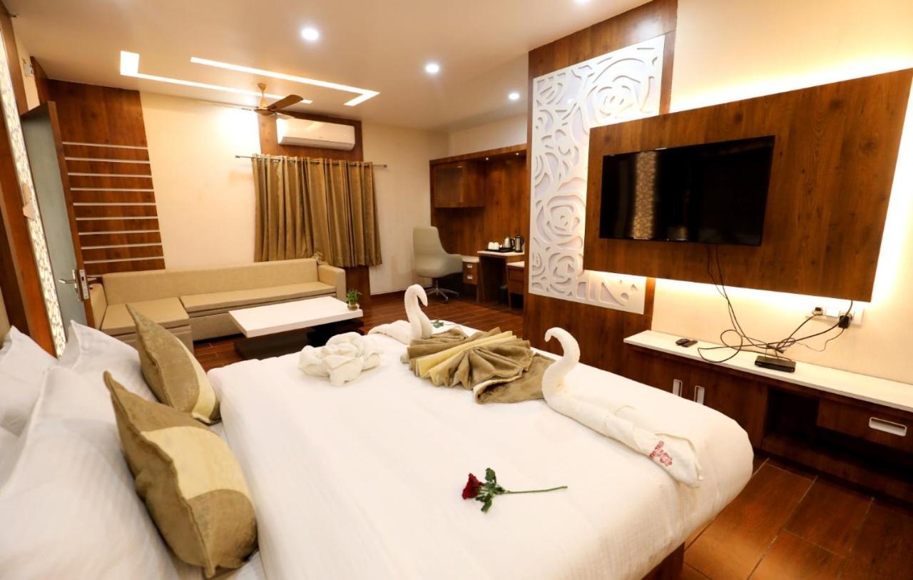 Hotel Yuvraj Grand ジャバルプル エクステリア 写真